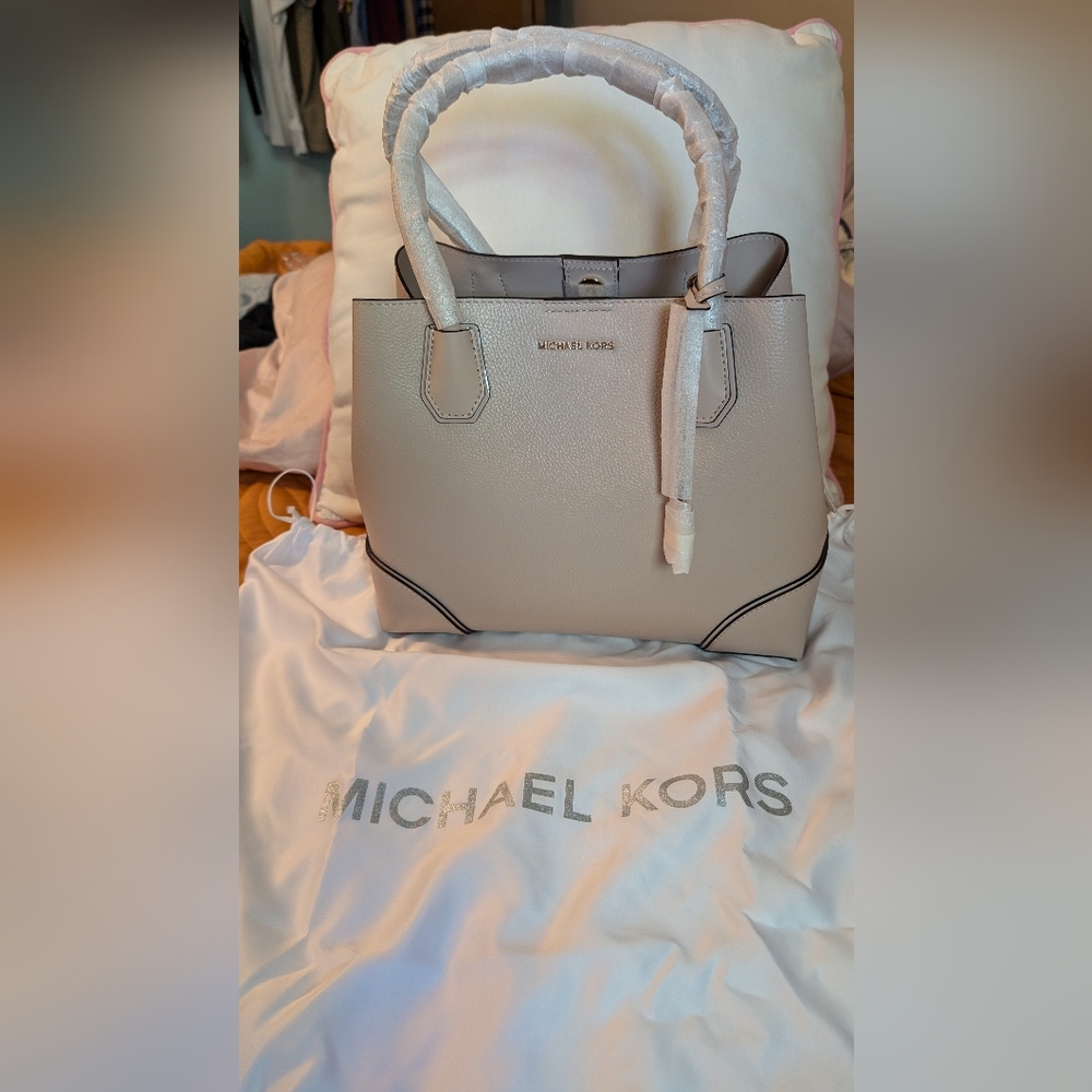NWT Michael Kors Mercer Gallery Satchel- soft pink